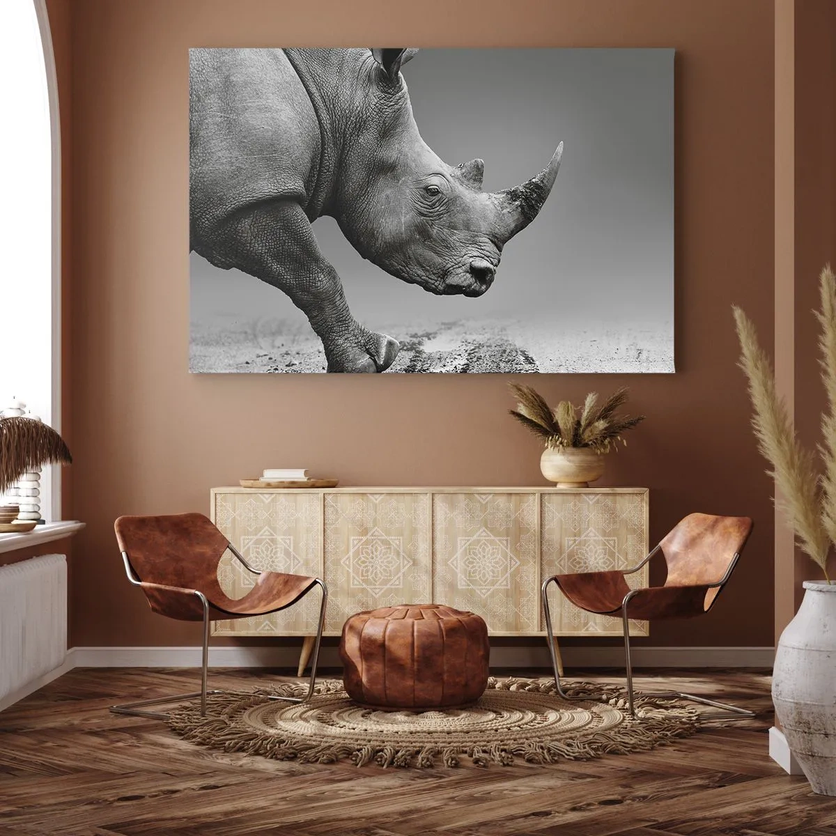 Obraz na plátně - Portrét nosorožce na pozadí šedé pouště - 70x50cm - Nezastavitelná síla - Moderní nástěnná dekorace do obývacího pokoje a ložnice ARTTOR