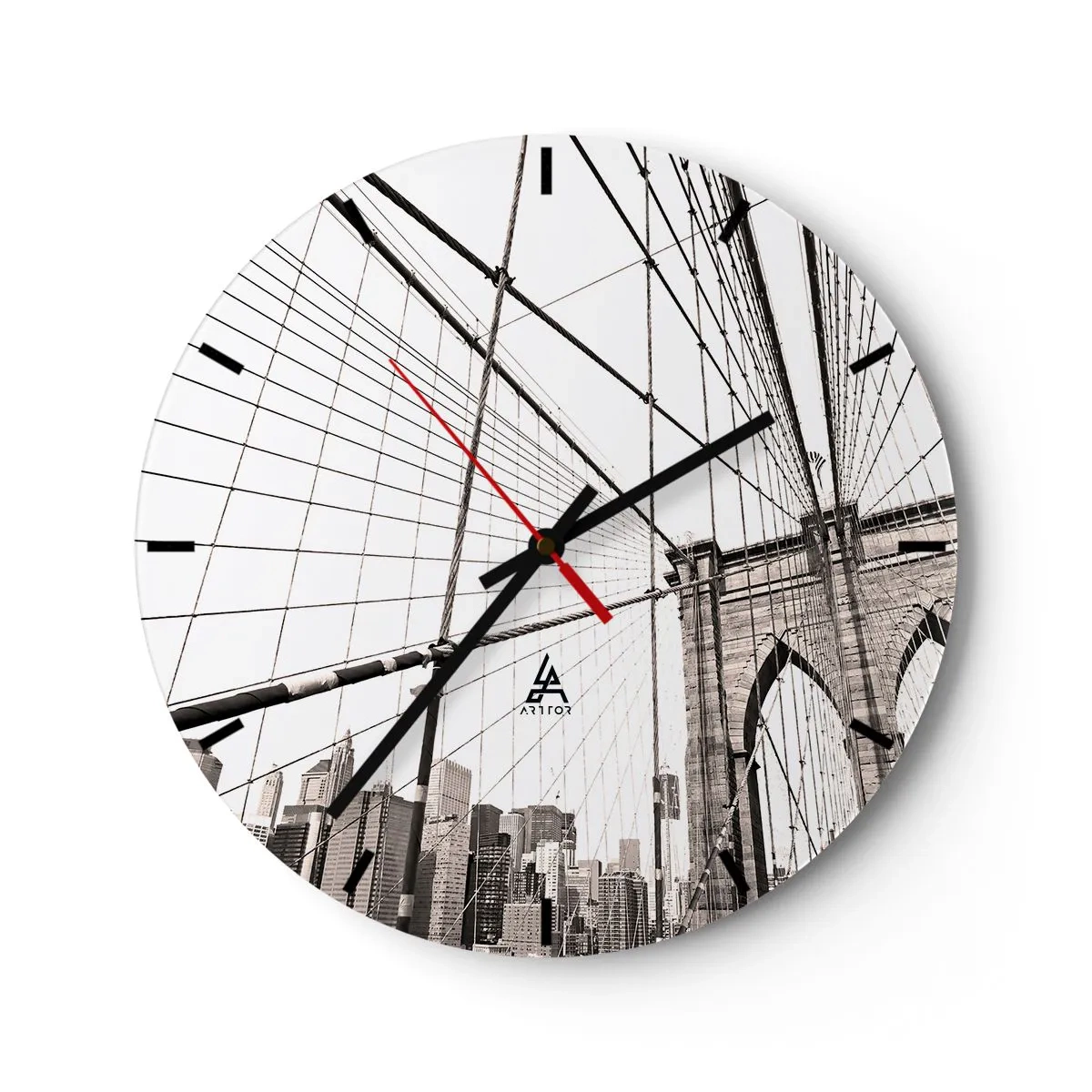 Nástěnné hodiny - Záběr na lanový most s panoramatem města v pozadí v odstínech šedé. - 30x30cm - Newyorská katedrála - Moderní nástěnná dekorace do obývacího pokoje, kuchyně a ložnice ARTTOR