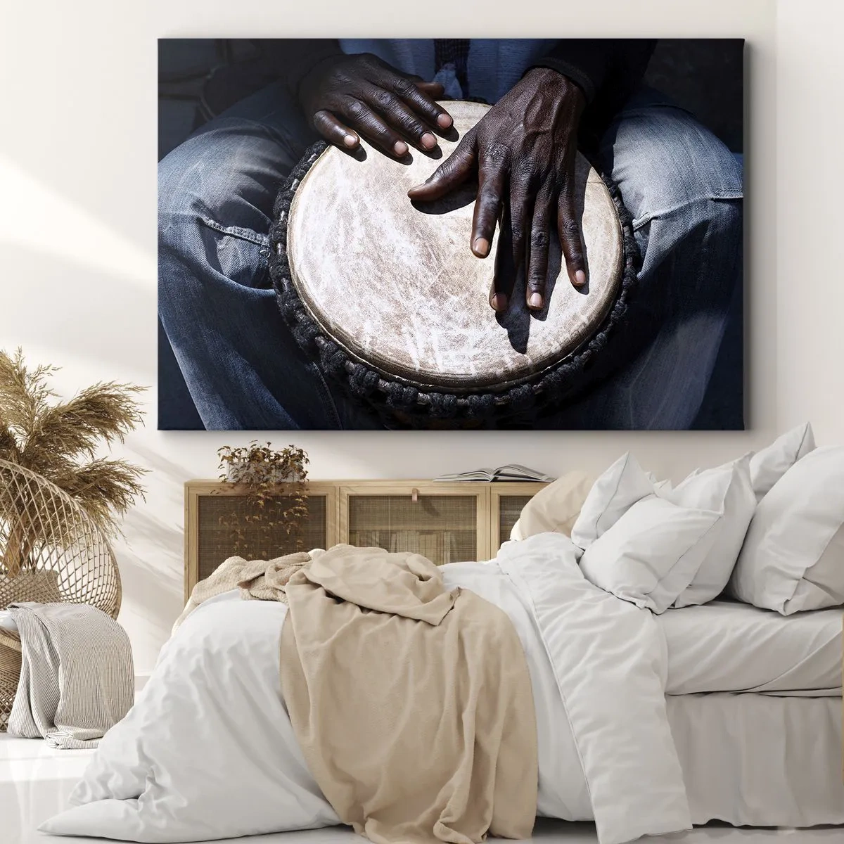Obraz na plátně - Ruce hrající na buben djembe v dynamické kompozici - 70x50cm - Žijte ve svém rytmu - Moderní nástěnná dekorace do obývacího pokoje a ložnice ARTTOR