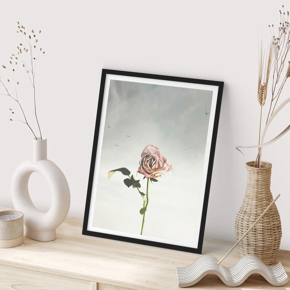 Plakát v černém rámu - Jemná růže proti křehké obloze - 50x70cm - Vítání jara - Moderní nástěnná dekorace do obývacího pokoje a ložnice ARTTOR