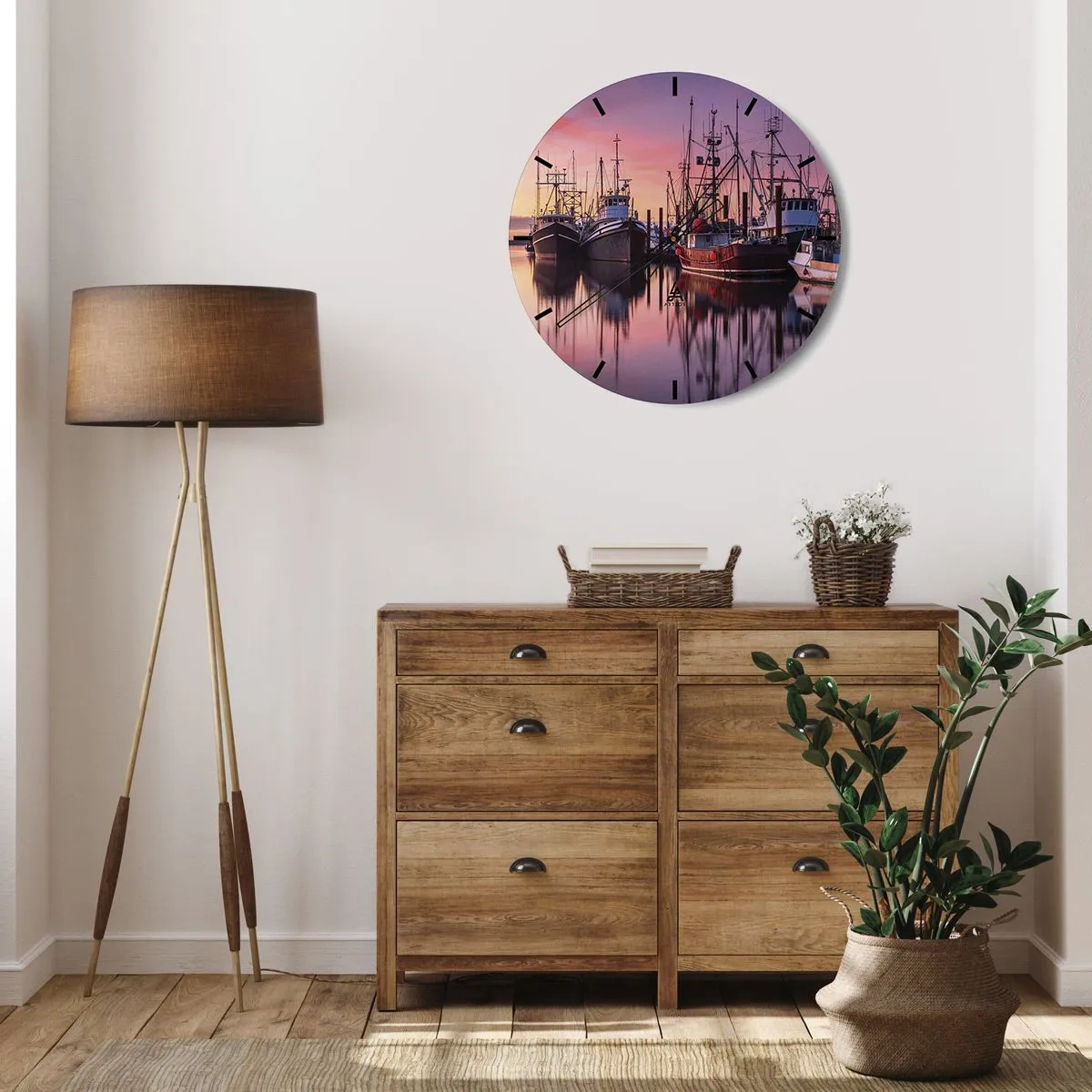 Nástěnné hodiny - Rybářské lodě kotvící v přístavu při západu slunce - 30x30cm - Před dalším dnem - Moderní nástěnná dekorace do obývacího pokoje, kuchyně a ložnice ARTTOR