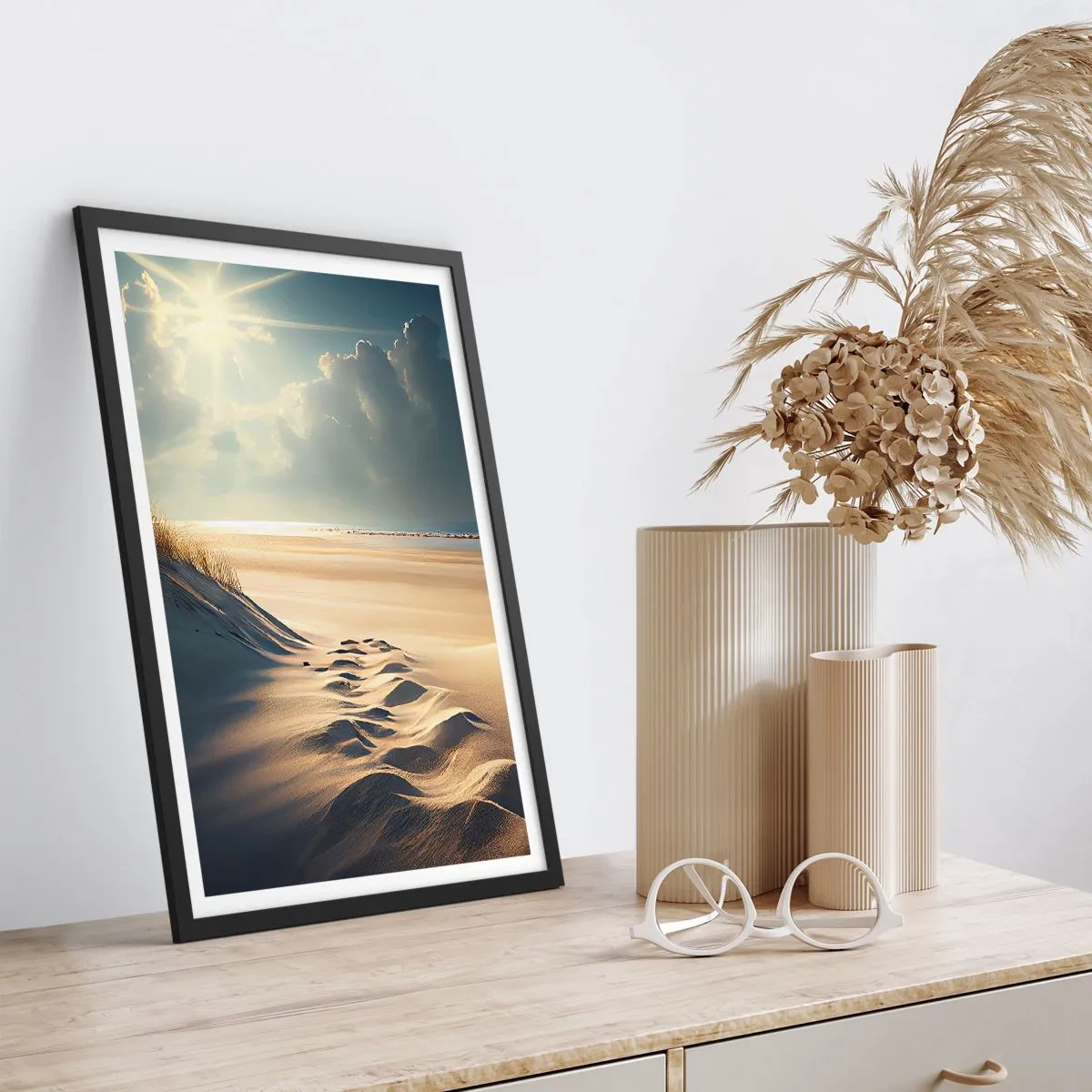 Plakát v černém rámu - Zlaté duny na pláži při západu slunce - 50x70cm - Uklidňující krajina - Moderní nástěnná dekorace do obývacího pokoje a ložnice ARTTOR