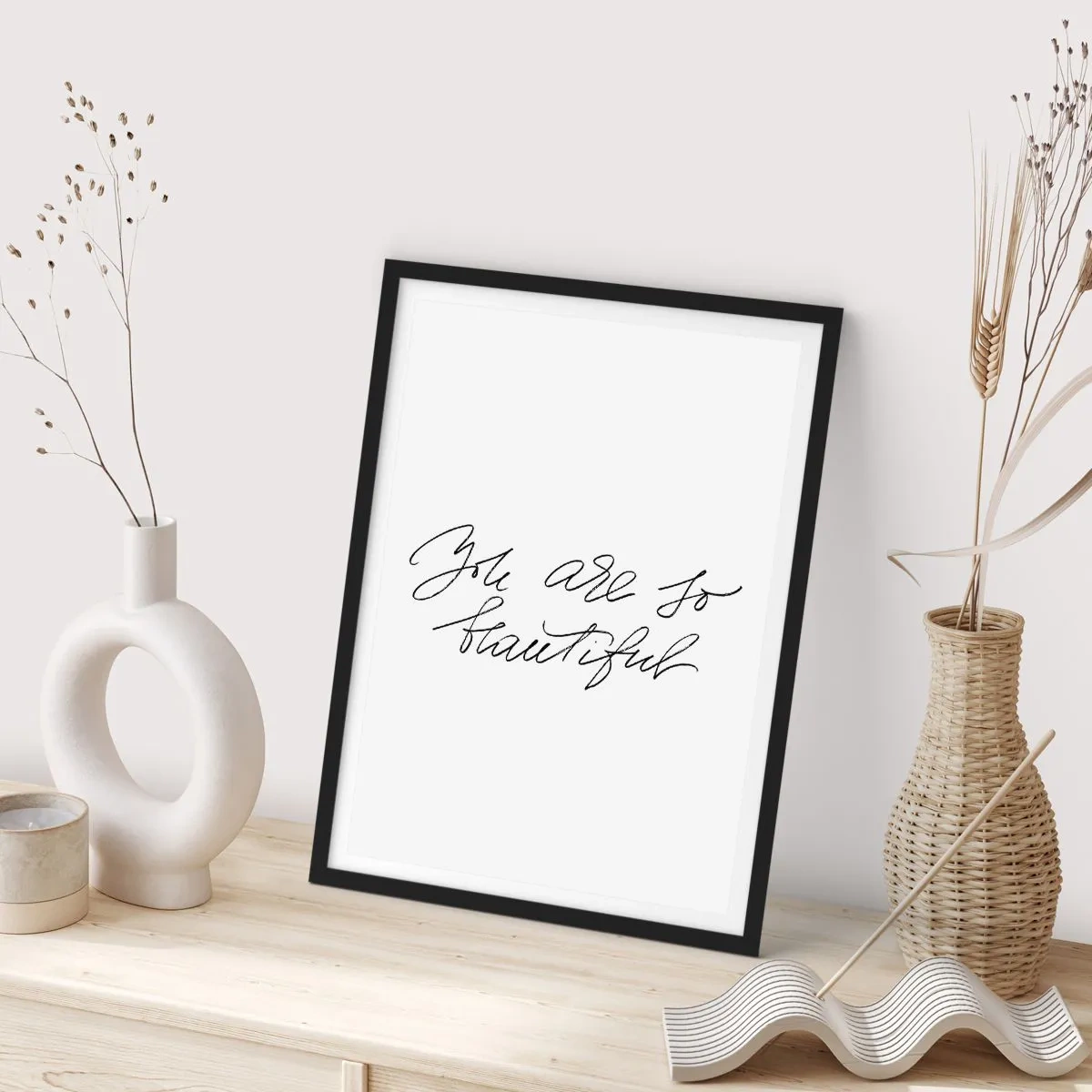Plakát v černém rámu - Černý nápis „Jsi tak krásná“ na bílém pozadí - 50x70cm - Opravdu, věřte… - Moderní nástěnná dekorace do obývacího pokoje a ložnice ARTTOR