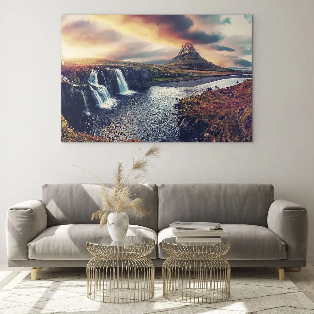 Obraz na skle - Vodopád a hora při západu slunce v islandské krajině - 70x50cm - V majestátu přírody - Moderní nástěnná dekorace do obývacího pokoje a ložnice ARTTOR