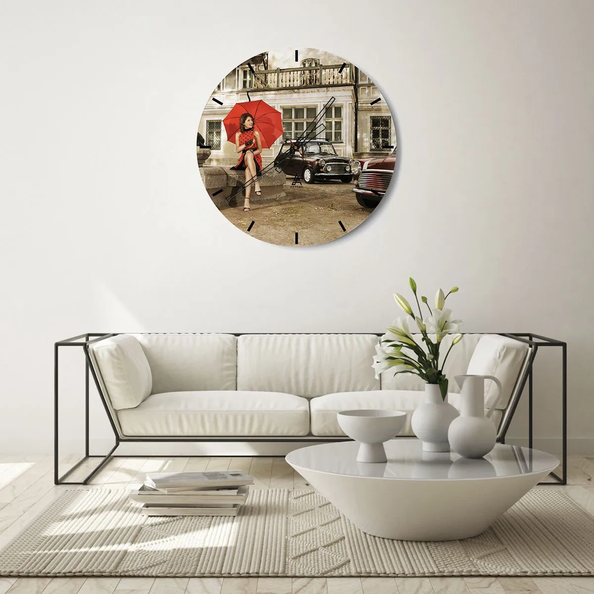 Nástěnné hodiny - Žena s červeným deštníkem před retro auty. - 30x30cm - Sentimentální mini cestování - Moderní nástěnná dekorace do obývacího pokoje, kuchyně a ložnice ARTTOR