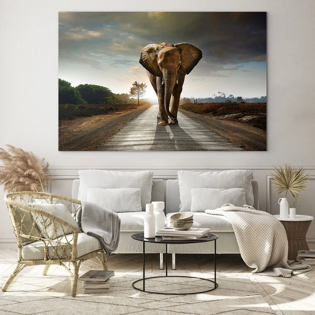 Obraz na skle - Slon kráčící po silnici při západu slunce - 70x50cm - A vůbec ne ve skladu porcelánu - Moderní nástěnná dekorace do obývacího pokoje a ložnice ARTTOR