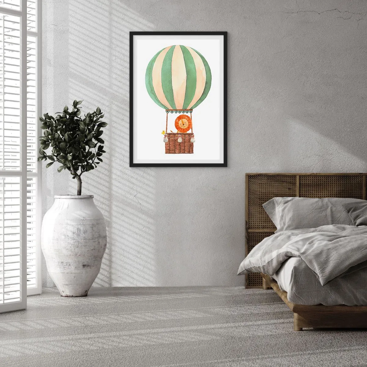 Plakát v černém rámu - Krásná akvarelová ilustrace lva cestujícího v horkovzdušném balónu na bílém pozadí. - 50x70cm - Leonovy cesty - Moderní nástěnná dekorace do obývacího pokoje a ložnice ARTTOR