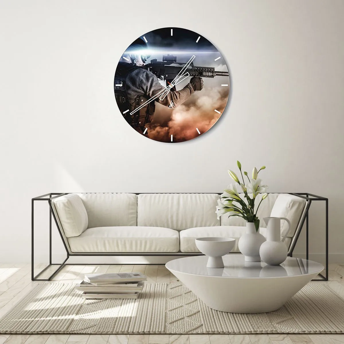 Nástěnné hodiny - Voják s puškou na pozadí kouře a záblesků světla. - 30x30cm - Prostě hrdina - Moderní nástěnná dekorace do obývacího pokoje, kuchyně a ložnice ARTTOR