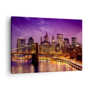 Obraz na plátně - Panorama města s mostem ve večerním světle proti fialové obloze - 70x50cm - Fialovo-zlatý Manhattan - Moderní nástěnná dekorace do obývacího pokoje a ložnice ARTTOR