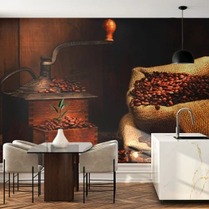 Fototapeta Standard Eco - Starožitný mlýnek na kávu a sáček kávových zrn na dřevo - 100x70cm - Zátiší se zrnky kávy a mlýnkem - Moderní nástěnná dekorace do obývacího pokoje a ložnice ARTTOR