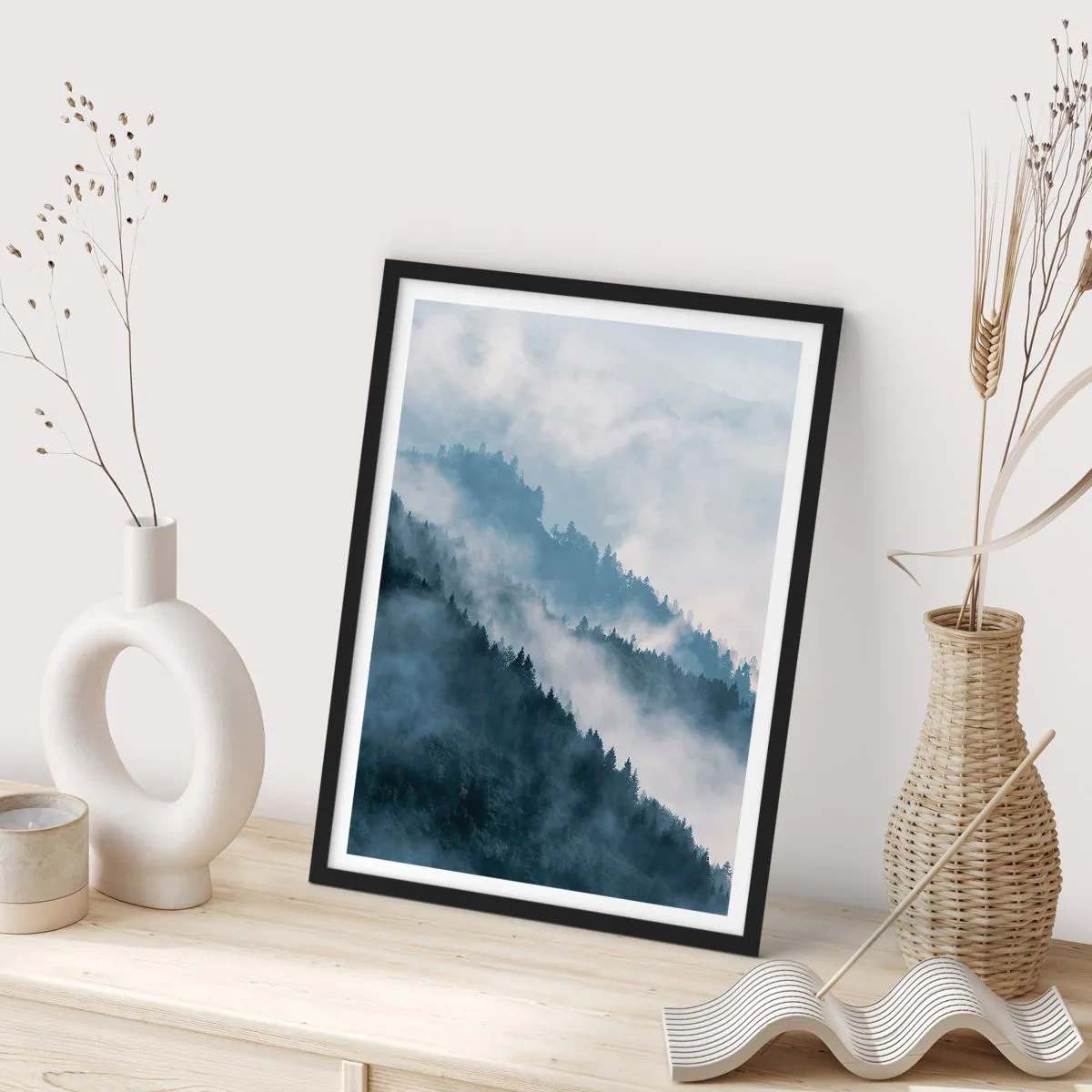 Plakát v černém rámu - Mlžné hory pokryté lesem - 50x70cm - Horská mystika - Moderní nástěnná dekorace do obývacího pokoje a ložnice ARTTOR