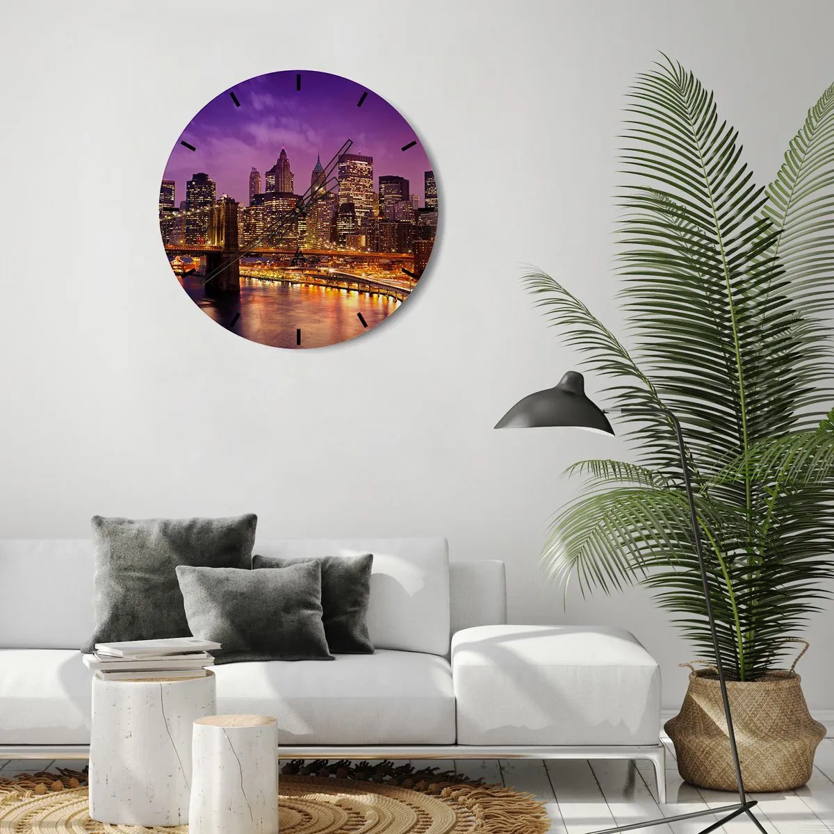 Nástěnné hodiny - Panorama města s mostem a osvětlením ve večerní scenérii - 30x30cm - Fialovo-zlatý Manhattan - Moderní nástěnná dekorace do obývacího pokoje, kuchyně a ložnice ARTTOR