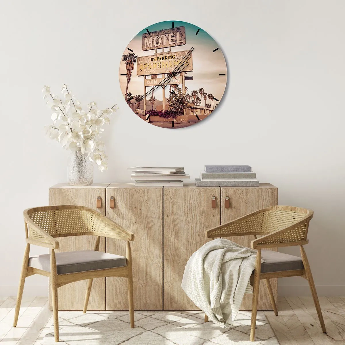 Nástěnné hodiny - Retro motel cedule s palmami v pozadí na pouštní silnici - 30x30cm - Zde se zastavil čas - Moderní nástěnná dekorace do obývacího pokoje, kuchyně a ložnice ARTTOR