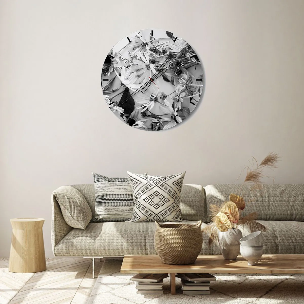 Nástěnné hodiny - Černobílé květiny roztroušené na světlém pozadí v neformálním aranžmá - 30x30cm - Květiny bez kytice - Moderní nástěnná dekorace do obývacího pokoje, kuchyně a ložnice ARTTOR