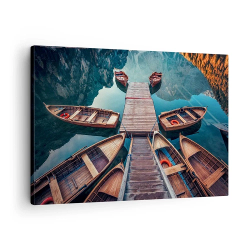 Obraz na plátně - Dřevěné lodě na molu u horského jezera - 70x50cm - Čekám v přístavu - Moderní nástěnná dekorace do obývacího pokoje a ložnice ARTTOR