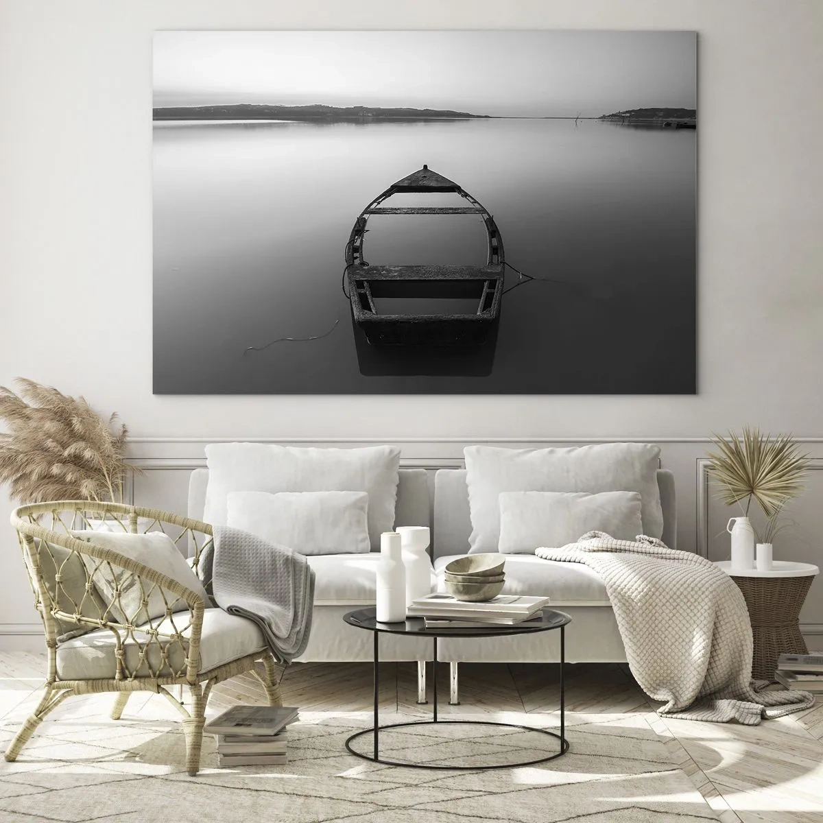 Obraz na skle - Stará loď na klidné hladině vody v černé a bílé - 70x50cm - Stesk a melancholie - Moderní nástěnná dekorace do obývacího pokoje a ložnice ARTTOR