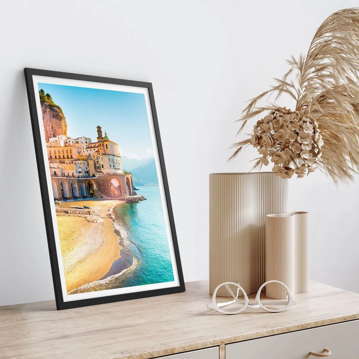 Plakát v černém rámu - Malebné italské městečko u moře - 50x70cm - Výjimečné město - Moderní nástěnná dekorace do obývacího pokoje a ložnice ARTTOR