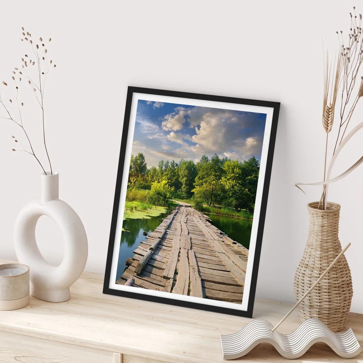 Plakát v černém rámu - Dřevěný most přes řeku obklopený zelení - 50x70cm - Léto, léto všude - Moderní nástěnná dekorace do obývacího pokoje a ložnice ARTTOR