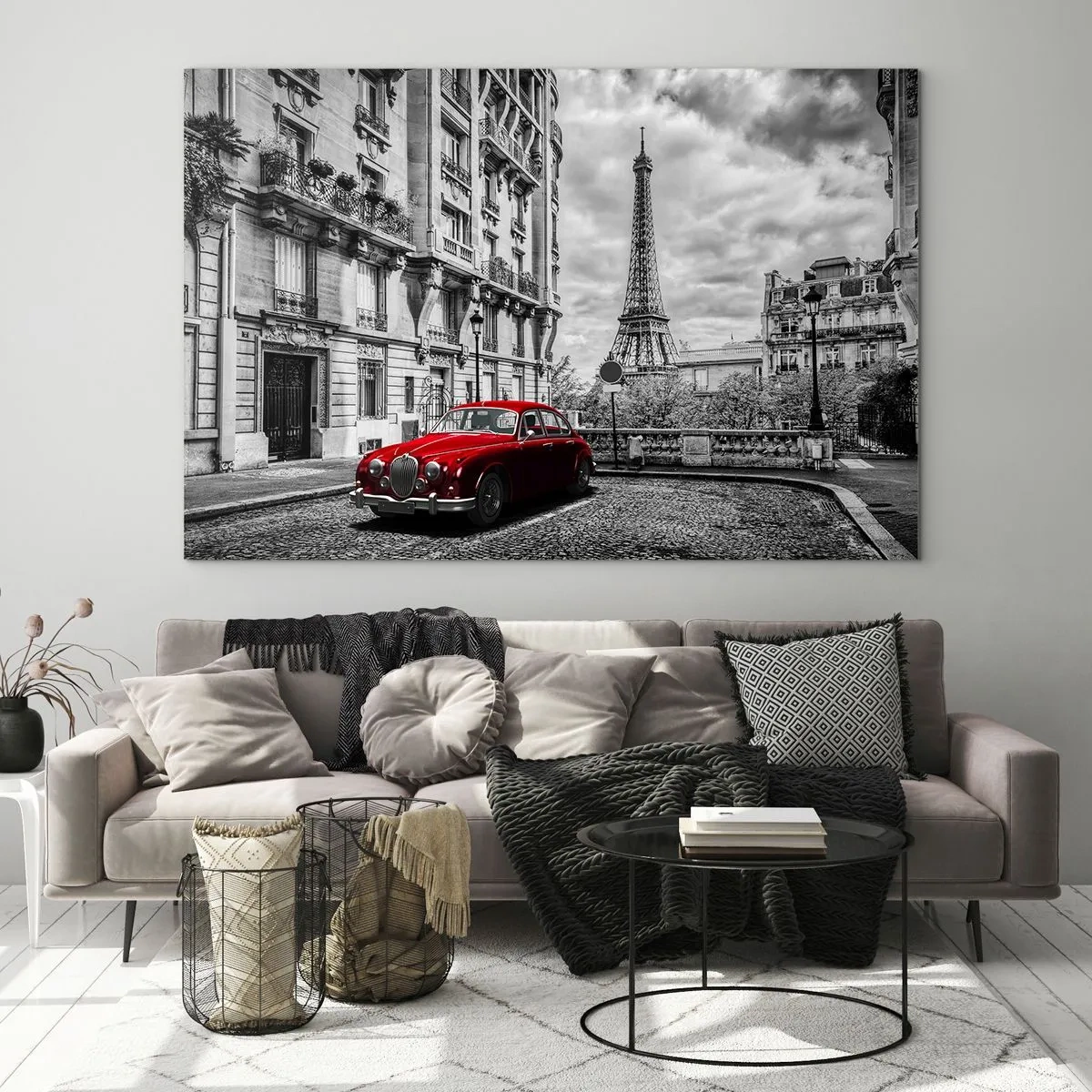 Obraz na skle - Červené auto před Eiffelovou věží v černobílé Paříži - 70x50cm - Dravec ve městě - Moderní nástěnná dekorace do obývacího pokoje a ložnice ARTTOR