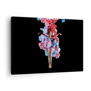 Obraz na plátně - Tanečnice obklopená barevným kouřem na černém pozadí - 70x50cm - V plném květu - Moderní nástěnná dekorace do obývacího pokoje a ložnice ARTTOR