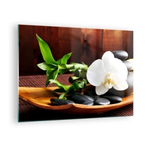 Obraz na skle - Bílá orchidej na černých kamenech a bambusu v dřevěné misce - 70x50cm - Oddejte se doteku přírody - Moderní nástěnná dekorace do obývacího pokoje a ložnice ARTTOR