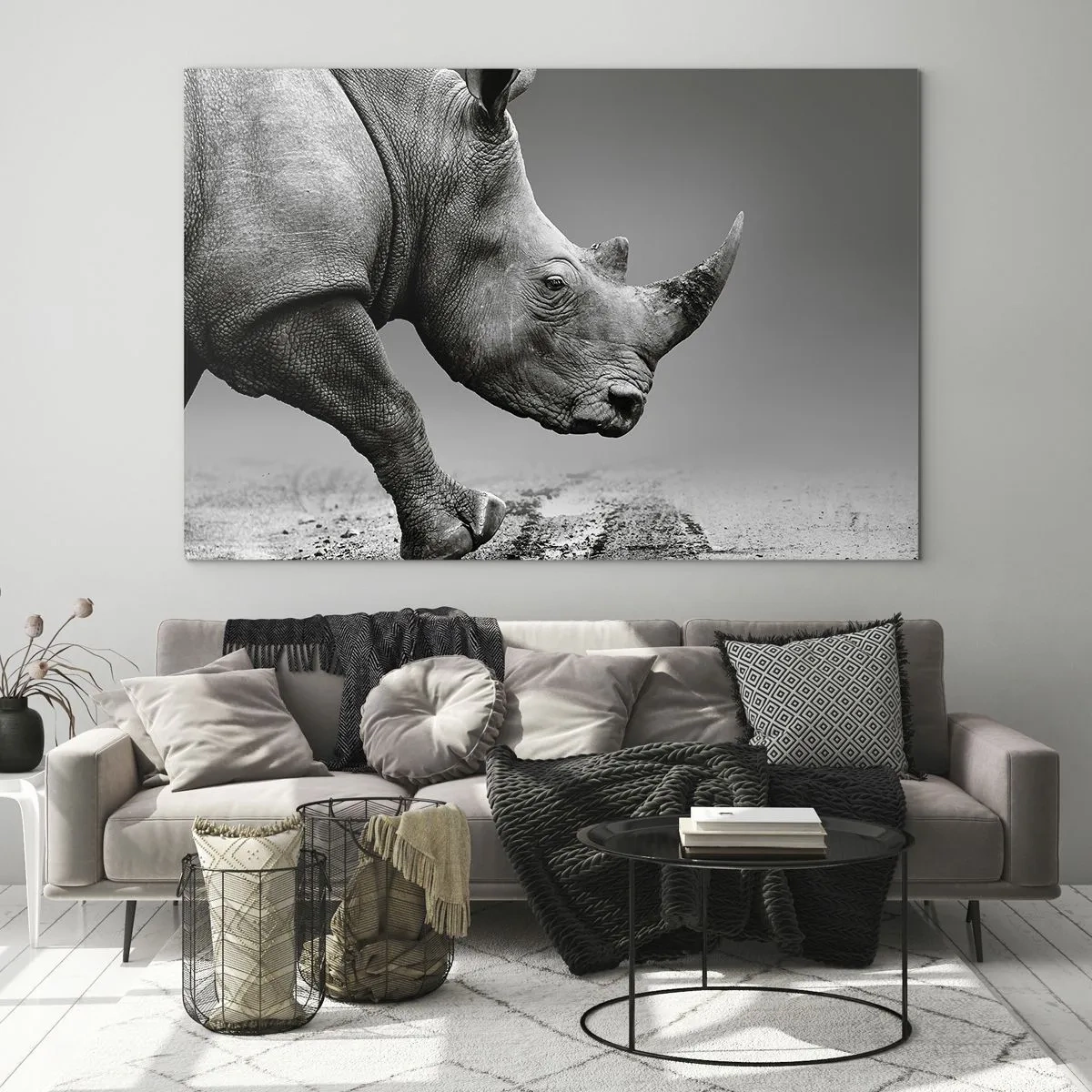 Obraz na skle - Nosorožec v pohybu na šedém pozadí - 70x50cm - Nezastavitelná síla - Moderní nástěnná dekorace do obývacího pokoje a ložnice ARTTOR