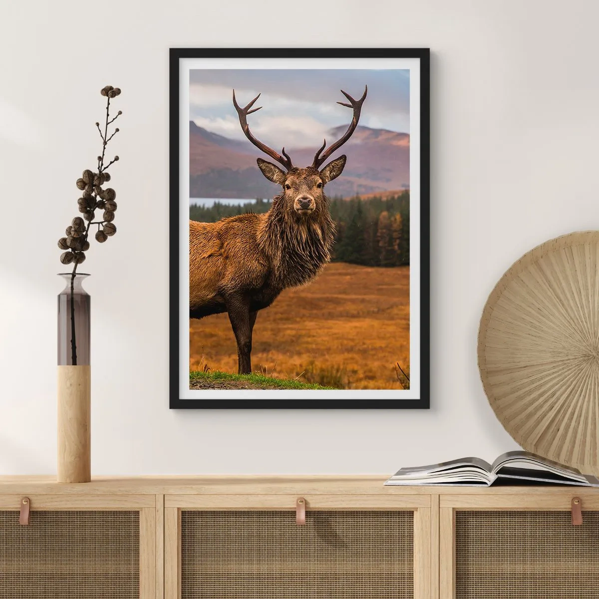Plakát v černém rámu - Fotografie jelena na pozadí horské krajiny - 50x70cm - Majestát přírody - Moderní nástěnná dekorace do obývacího pokoje a ložnice ARTTOR