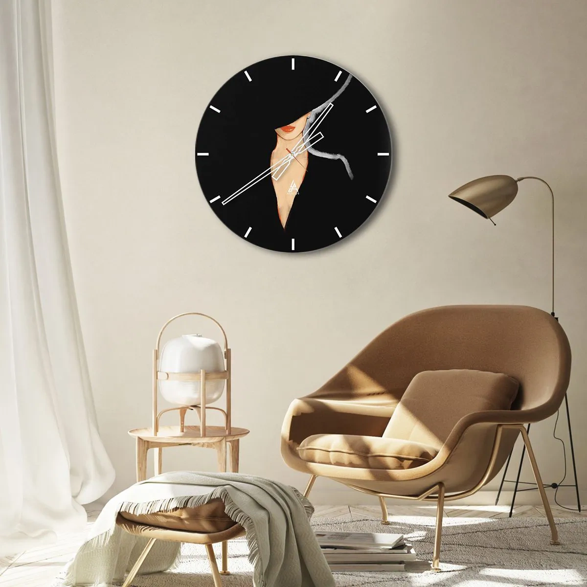 Nástěnné hodiny - Portrét ženy v elegantním klobouku na černém pozadí - 30x30cm - Elegance a styl - Moderní nástěnná dekorace do obývacího pokoje, kuchyně a ložnice ARTTOR