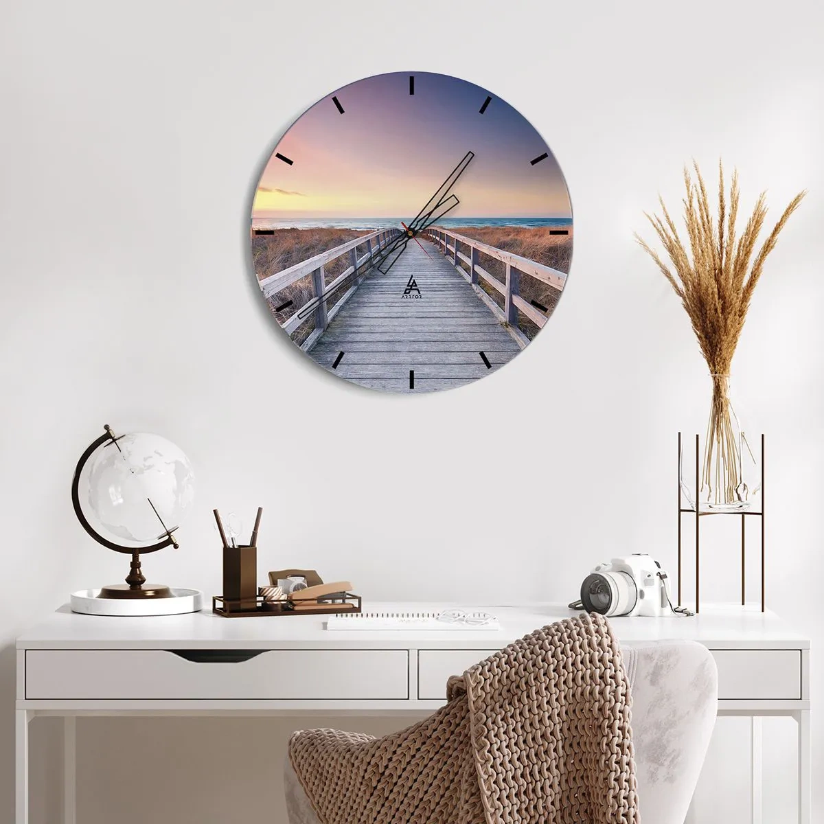 Nástěnné hodiny - Dřevěná cesta vedoucí k moři při západu slunce - 30x30cm - Baltská večerní polární záře - Moderní nástěnná dekorace do obývacího pokoje, kuchyně a ložnice ARTTOR