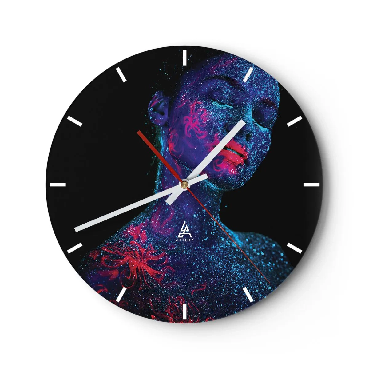 Nástěnné hodiny - Portrét ženy s fluorescenčními malbami na obličej - 30x30cm - V hvězdném prachu - Moderní nástěnná dekorace do obývacího pokoje, kuchyně a ložnice ARTTOR