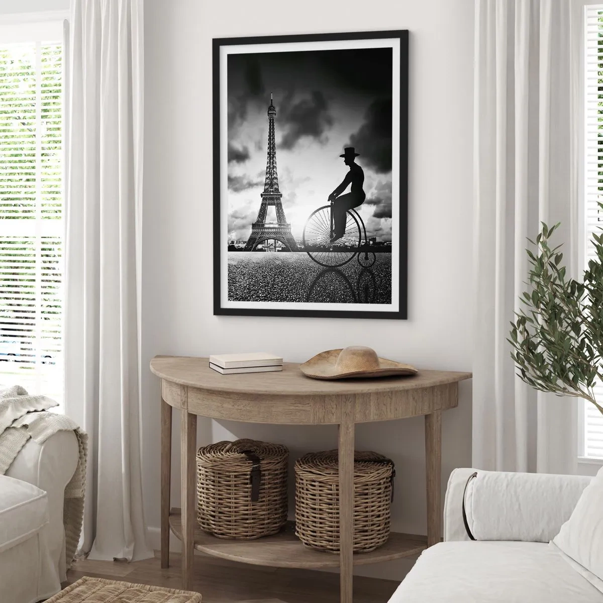 Plakát v černém rámu - Silueta cyklisty na pozadí Eiffelovy věže - 50x70cm - Touha po Belle Epoque - Moderní nástěnná dekorace do obývacího pokoje a ložnice ARTTOR
