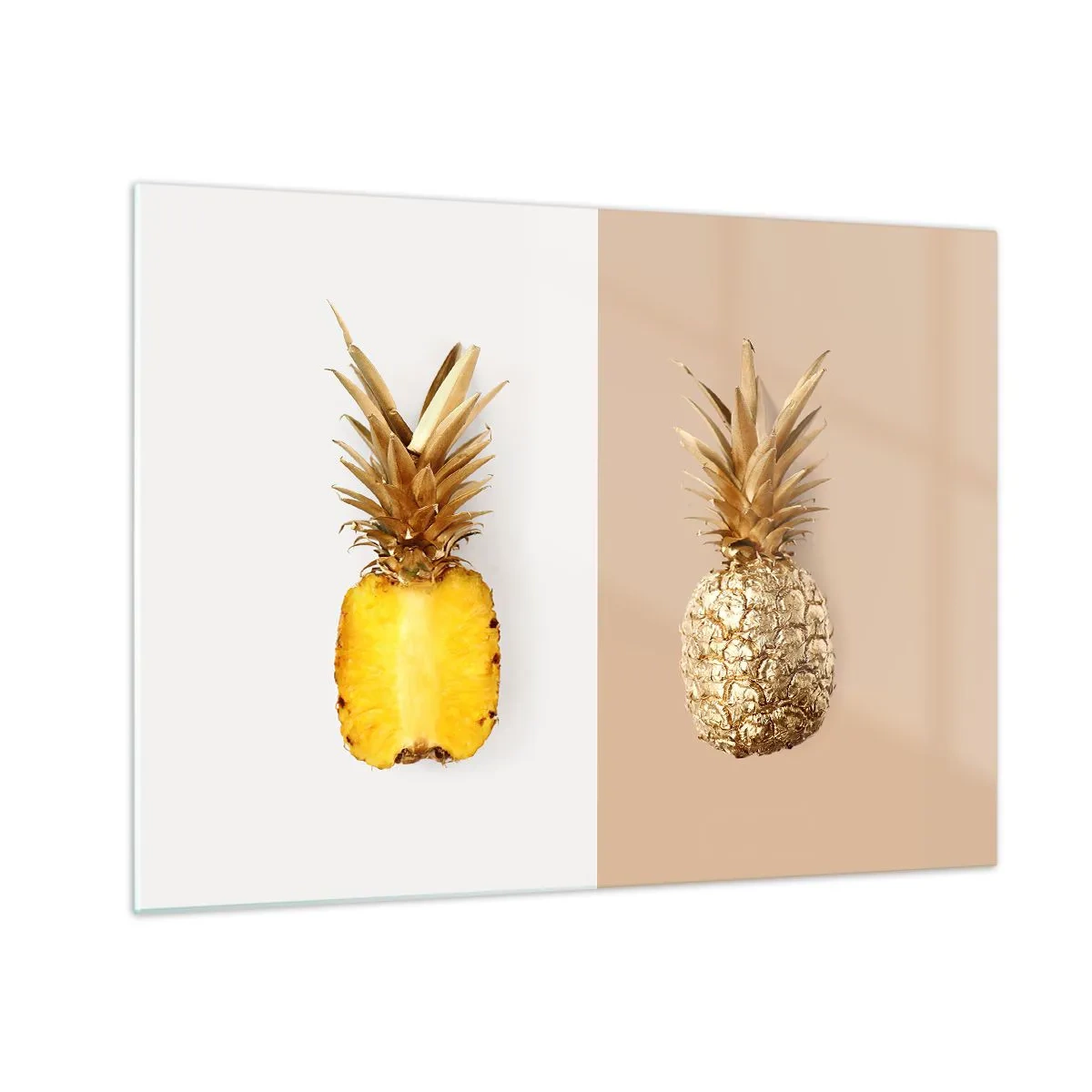 Obraz na skle - Plátky zlatavého ananasu na dvou kontrastních pozadích - 70x50cm - Ananas pro nás - Moderní nástěnná dekorace do obývacího pokoje a ložnice ARTTOR