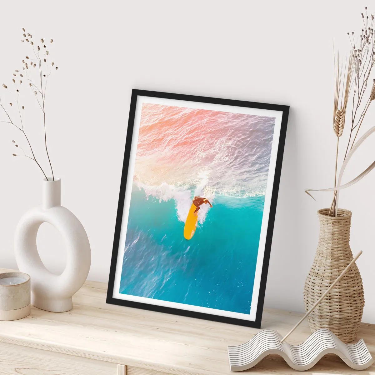 Plakát v černém rámu - Surfař na vlně v paprscích zapadajícího slunce - 50x70cm - Oceanický jezdec - Moderní nástěnná dekorace do obývacího pokoje a ložnice ARTTOR