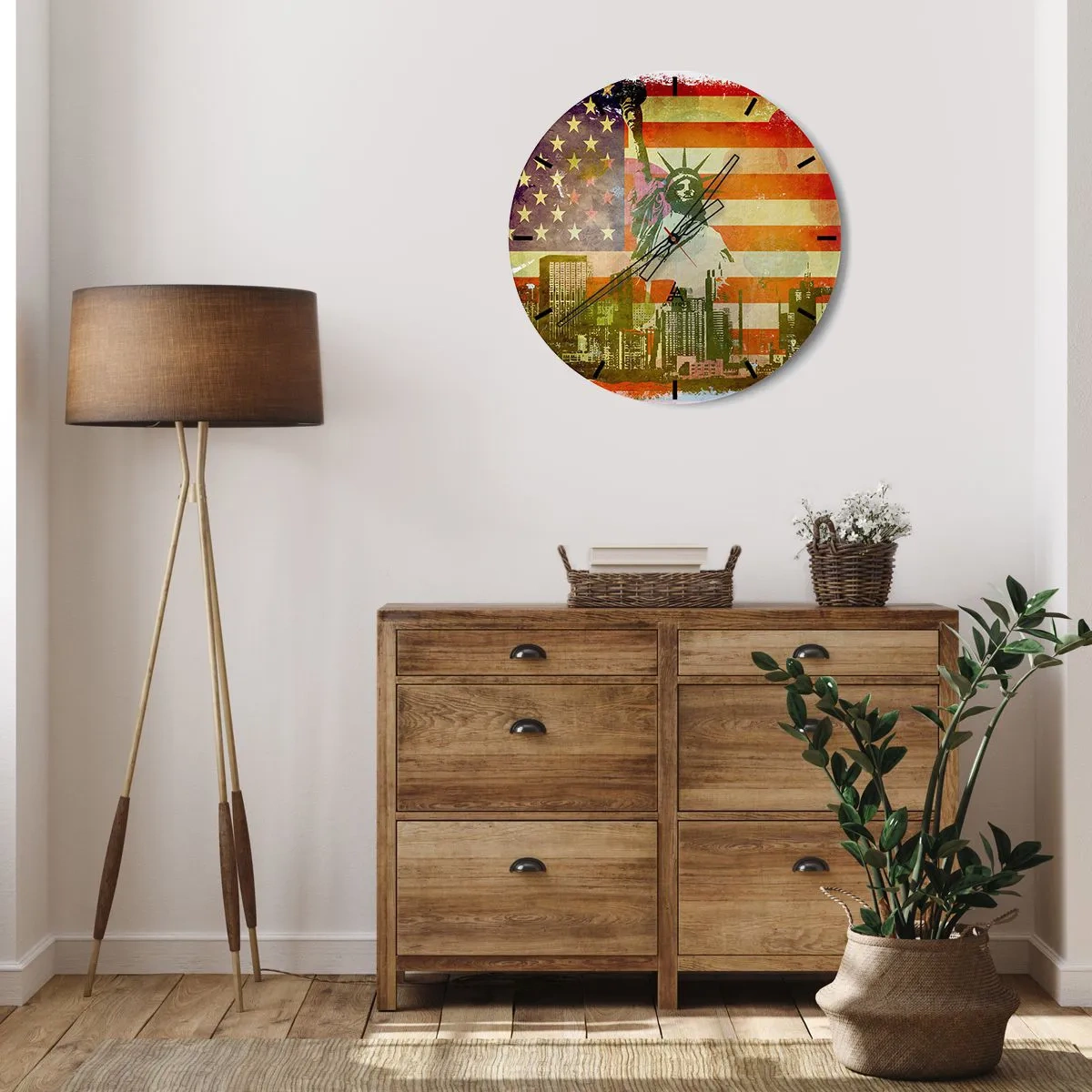 Nástěnné hodiny - Socha svobody na pozadí americké vlajky a městské krajiny - 30x30cm - Viva America! - Moderní nástěnná dekorace do obývacího pokoje, kuchyně a ložnice ARTTOR