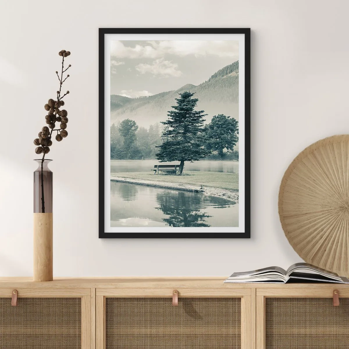 Plakát v černém rámu - Lavička pod stromem u jezera s horským pozadím - 50x70cm - Jezero ještě spí - Moderní nástěnná dekorace do obývacího pokoje a ložnice ARTTOR