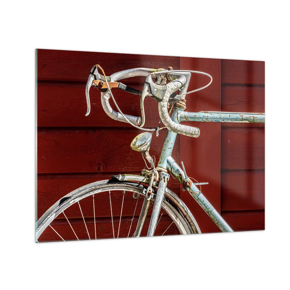 Obraz na skle - Staré silniční kolo ze 70. let u červené dřevěné zdi - 70x50cm - Stvořený pro vítězství - Moderní nástěnná dekorace do obývacího pokoje a ložnice ARTTOR