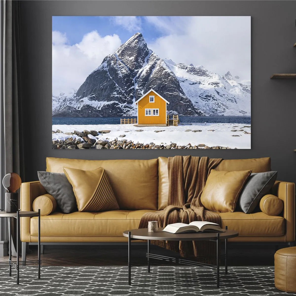 Obraz na skle - Žlutá chata na fjordu se zasněženými horami v pozadí - 70x50cm - Skandinávská dovolená - Moderní nástěnná dekorace do obývacího pokoje a ložnice ARTTOR