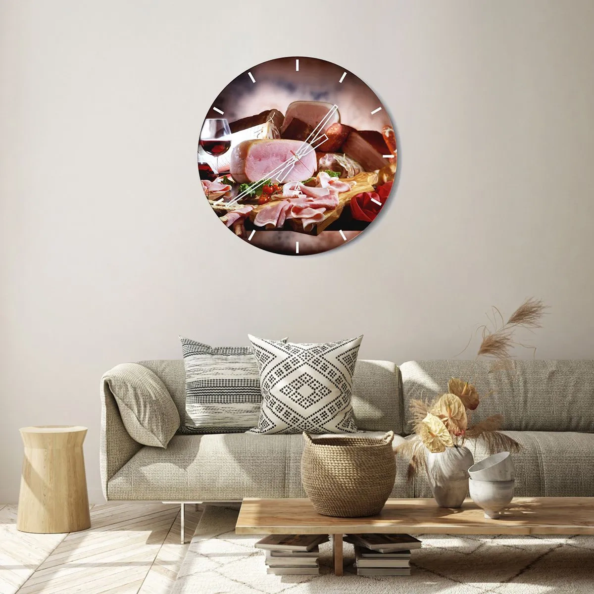 Nástěnné hodiny - Aranžmá z uzenin a masa se sklenkou vína - 30x30cm - Kulinární snění s karafou - Moderní nástěnná dekorace do obývacího pokoje, kuchyně a ložnice ARTTOR