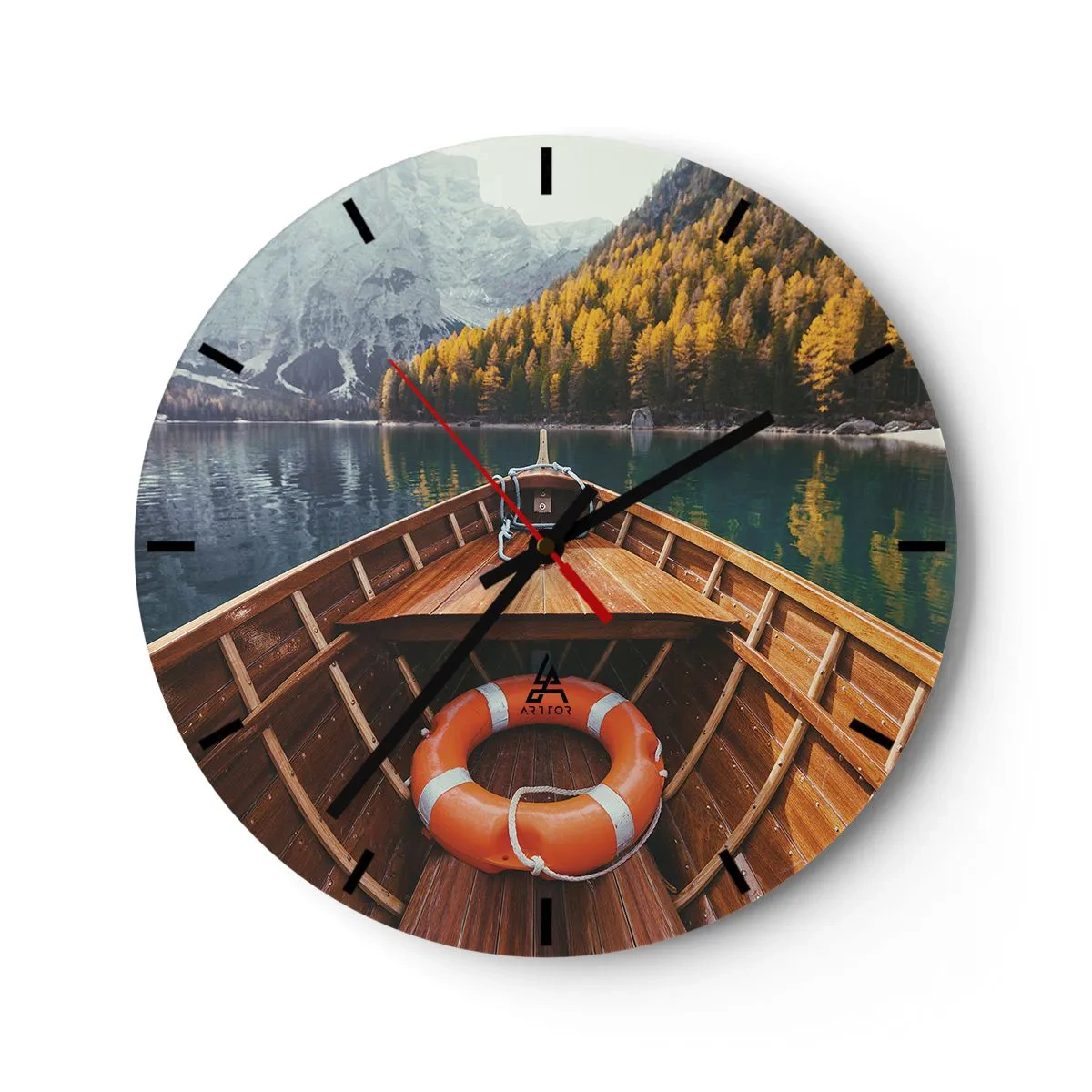Nástěnné hodiny - Výhled z lodi na jezero obklopené horami a lesem - 30x30cm - Horská túra - Moderní nástěnná dekorace do obývacího pokoje, kuchyně a ložnice ARTTOR
