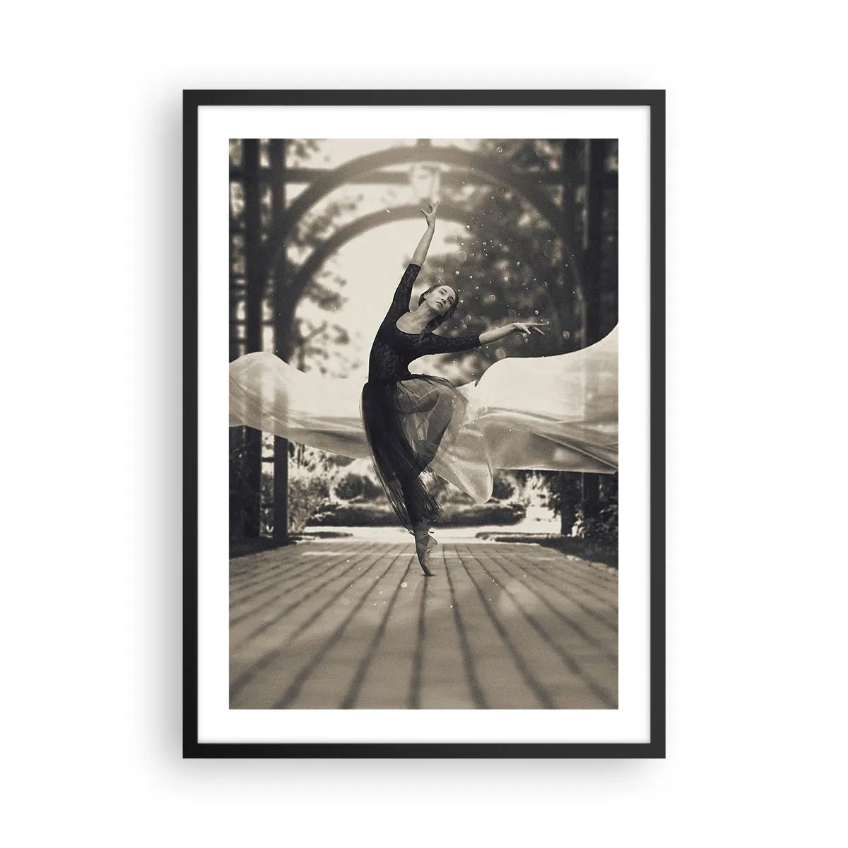 Plakát v černém rámu - Tanečnice v éterickém pohybu v zahradním prostředí - 50x70cm - Tanec ducha zahrady - Moderní nástěnná dekorace do obývacího pokoje a ložnice ARTTOR
