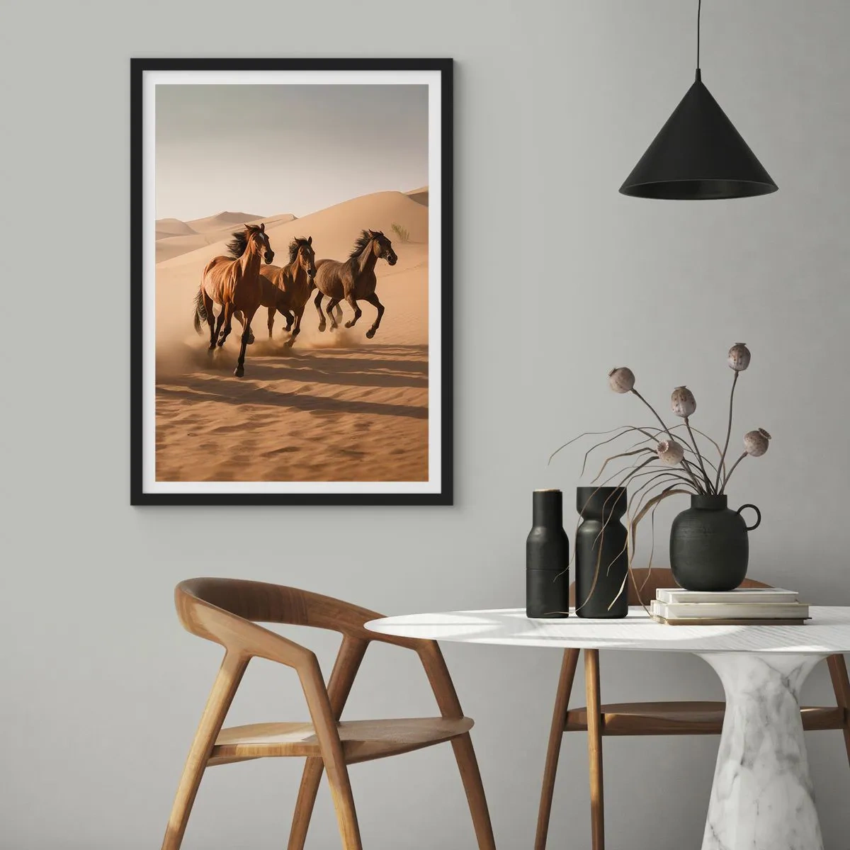Plakát v černém rámu - Koně cválající v poušti v teplém světle západu slunce - 50x70cm - Volné jako vítr - Moderní nástěnná dekorace do obývacího pokoje a ložnice ARTTOR
