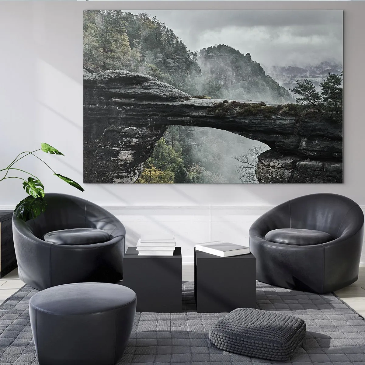 Obraz na skle - Kamenný most mezi mlhavými horami a lesní krajinou - 70x50cm - Dobrodružství právě začíná - Moderní nástěnná dekorace do obývacího pokoje a ložnice ARTTOR