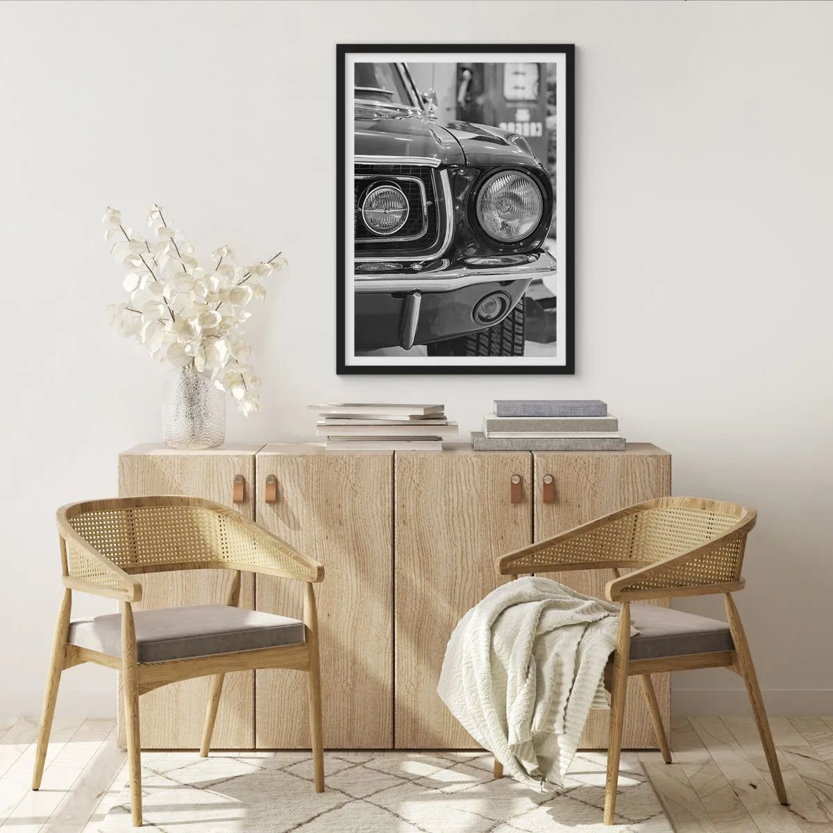 Plakát v černém rámu - Černobílý detail přední části klasického vozu - 50x70cm - Divoká jízda - Moderní nástěnná dekorace do obývacího pokoje a ložnice ARTTOR