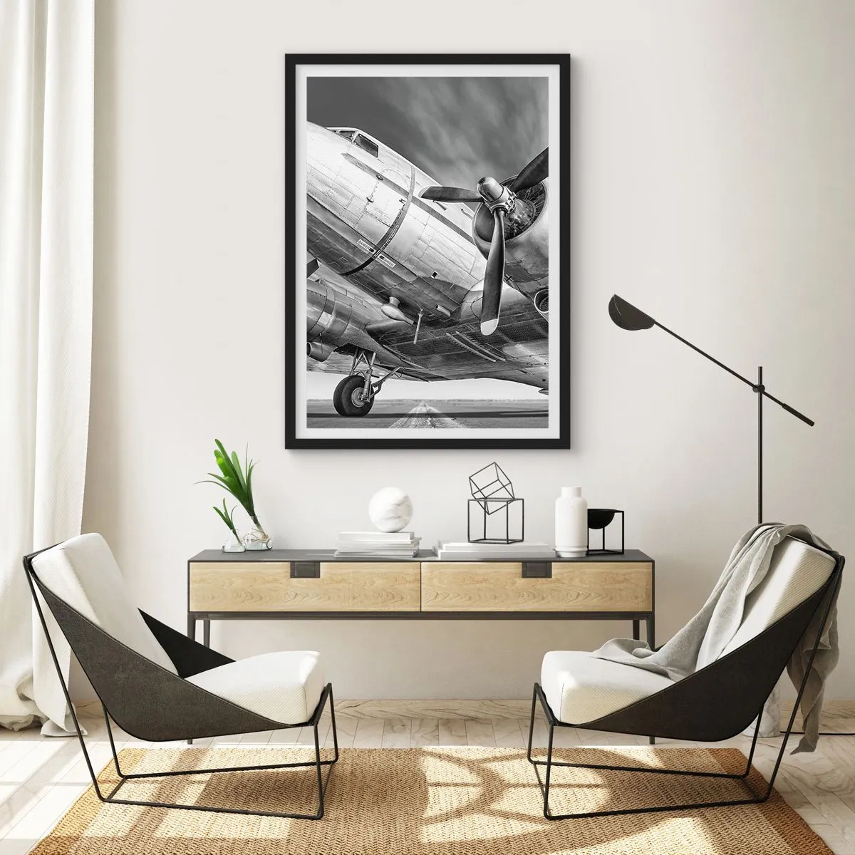 Plakát v černém rámu - Detailní černobílý snímek klasického letadla. - 50x70cm - Vždy připraven k letu - Moderní nástěnná dekorace do obývacího pokoje a ložnice ARTTOR