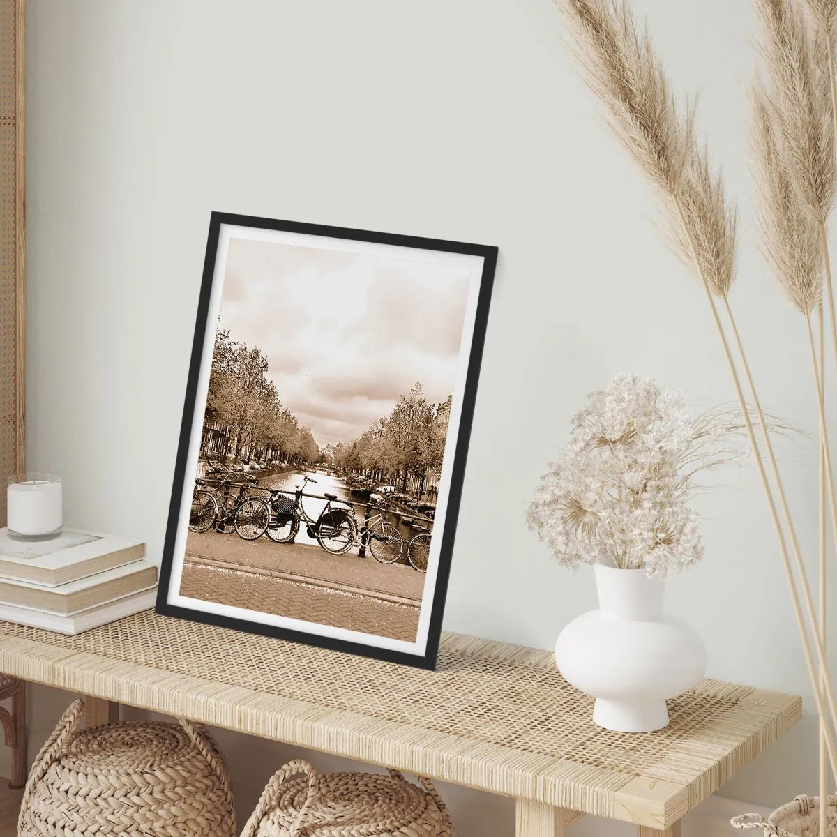 Plakát v černém rámu - Kola v sépiovém odstínu u kanálu - 50x70cm - Nizozemské klima - Moderní nástěnná dekorace do obývacího pokoje a ložnice ARTTOR