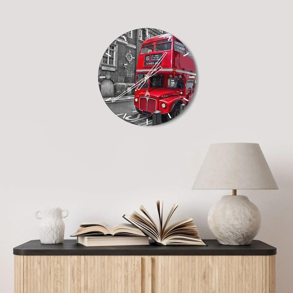 Nástěnné hodiny - Červený londýnský autobus na pozadí historických budov - 30x30cm - Vždy stejný - Moderní nástěnná dekorace do obývacího pokoje, kuchyně a ložnice ARTTOR