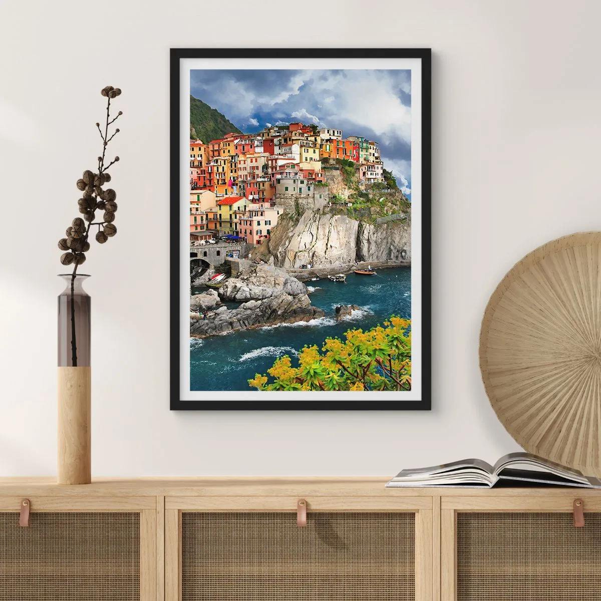 Plakát v černém rámu - Barevné domy na skalách u moře v malebném městečku - 50x70cm - Hromádka přitulená ke skalám - Moderní nástěnná dekorace do obývacího pokoje a ložnice ARTTOR