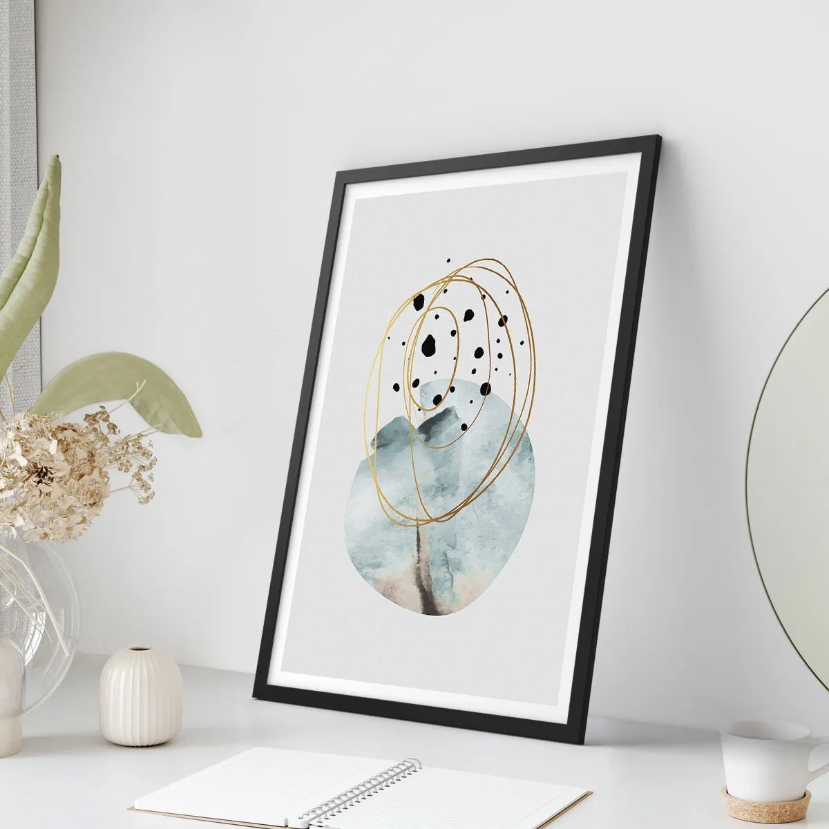 Plakát v černém rámu - Minimalistická abstrakce s akcenty zlaté a modré - 50x70cm - V objetí prostoru - Moderní nástěnná dekorace do obývacího pokoje a ložnice ARTTOR