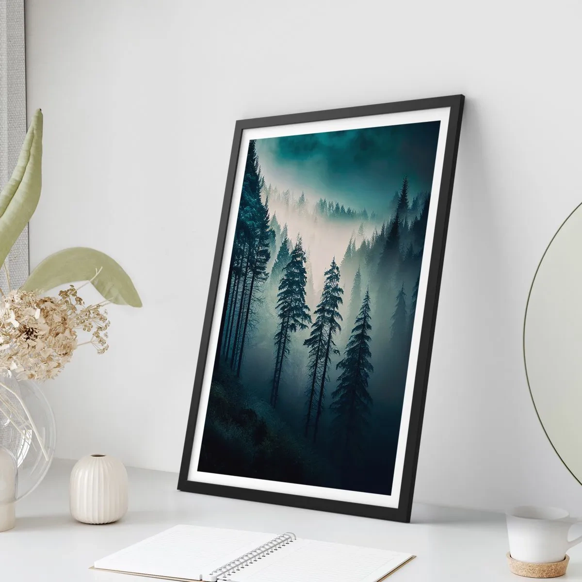 Plakát v černém rámu - Temný les zahalený v mlze - 50x70cm - Horské ráno - Moderní nástěnná dekorace do obývacího pokoje a ložnice ARTTOR