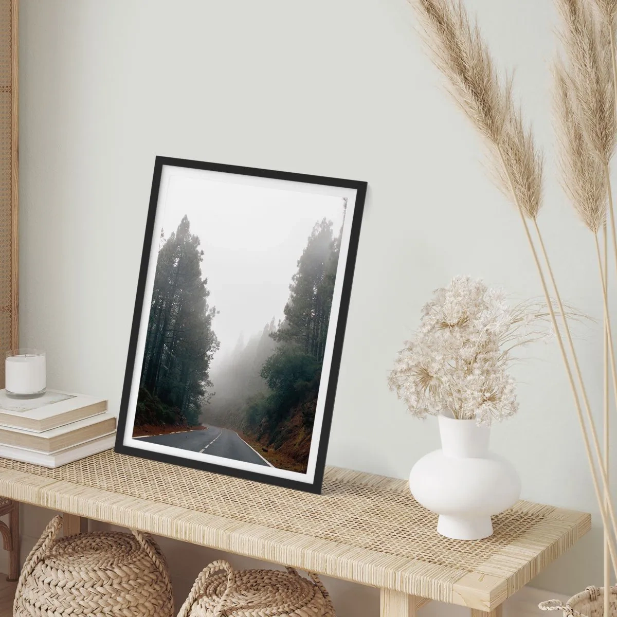 Plakát v černém rámu - Klikatá cesta mezi stromy zahalená v mlze - 50x70cm - Příběh kouzelného lesa - Moderní nástěnná dekorace do obývacího pokoje a ložnice ARTTOR